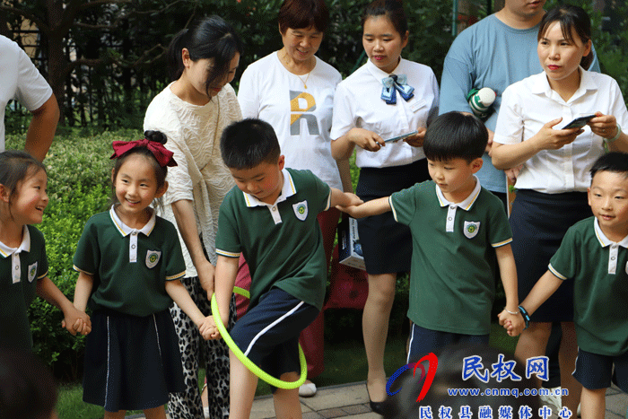 社區(qū)同樂會 萌娃嗨翻天——盛世名門、民東新區(qū)實驗幼兒園聯(lián)合開展幼兒“走進(jìn)社區(qū)”實踐活動