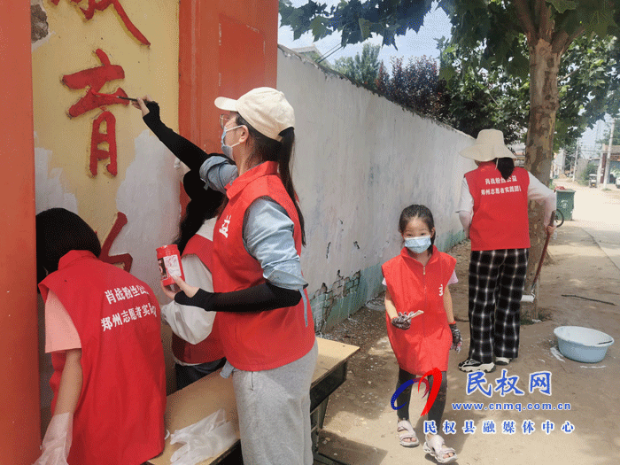  肖戰(zhàn)粉絲公益鄭州志愿者實(shí)踐團(tuán)隊(duì)義務(wù)彩繪 為鄉(xiāng)村小學(xué)“添新衣”