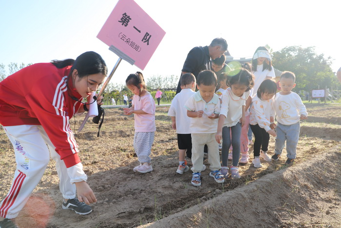 中秋月圓 家國情濃——民權縣青少年研學基地開展“人滿月圓 愛在中秋”親子主題活動