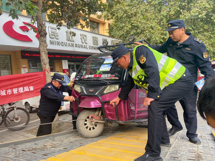 創(chuàng)建文明城  城管在行動——城市管理局：開展市容秩序整治助推文明城市創(chuàng)建