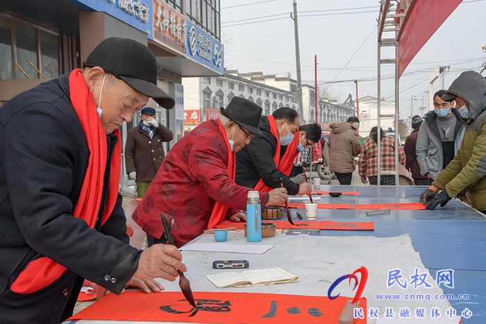 民權(quán)縣人和鎮(zhèn)：義寫春聯(lián)送溫暖 濃濃墨香迎新春