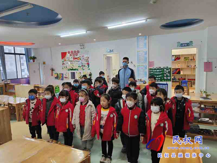 童心抗疫 致敬祖國 ——民權縣幼兒園舉行室內升旗儀式 開展疫情下愛國主義暨安全衛(wèi)生主題教育