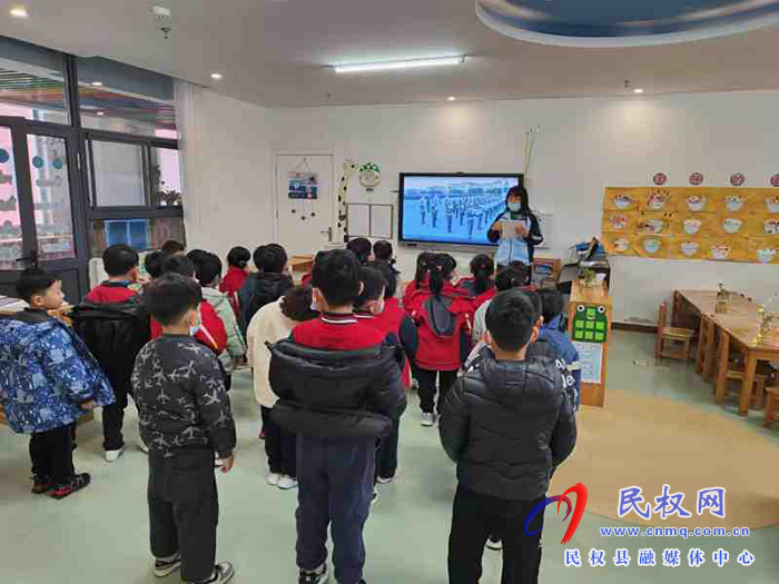 童心抗疫 致敬祖國 ——民權縣幼兒園舉行室內升旗儀式 開展疫情下愛國主義暨安全衛(wèi)生主題教育