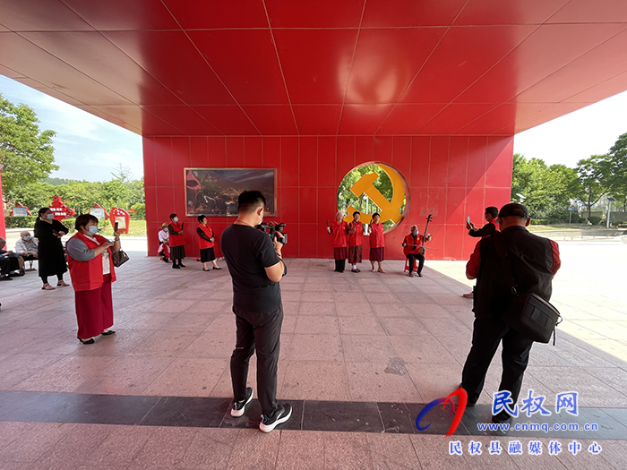 民權(quán)縣文聯(lián)開展 “中國文藝志愿者服務(wù)日”曲藝演出活動(dòng)