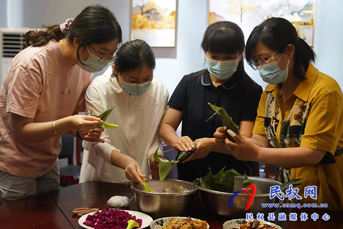 濃情端午 與“粽”不同--民權(quán)縣市場監(jiān)管局舉行“迎端午 包粽子”活動