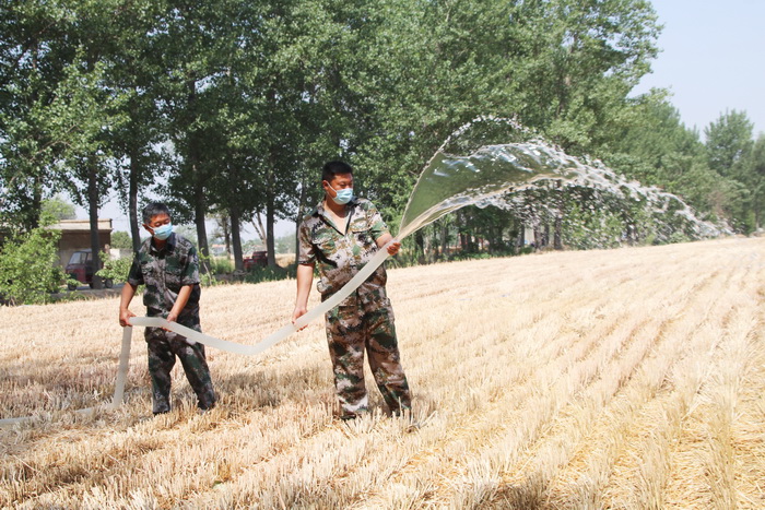 民權(quán)縣花園鄉(xiāng)：黨員干部田頭助夏管