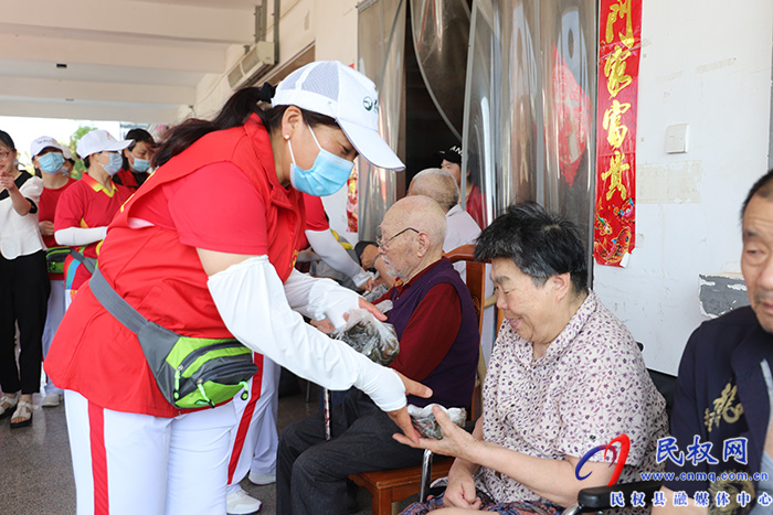 我縣圖書超市到敬老院開展“我們的節(jié)日·端午”慰問演出活動(dòng)