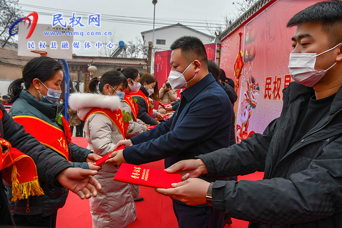 民權(quán)縣人和鎮(zhèn)舉辦鄉(xiāng)村春節(jié)聯(lián)歡會(huì)喜迎新春