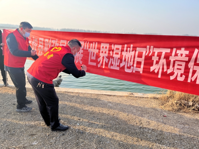 縣財(cái)政局開(kāi)展“世界濕地日”環(huán)境保護(hù)志愿宣傳活動(dòng)