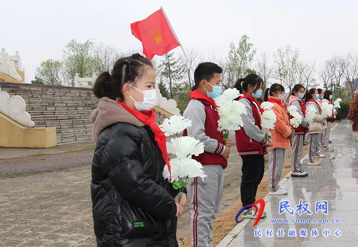 緬懷革命先烈 傳承紅色基因 褚廟鄉(xiāng)中心小學(xué)開(kāi)展清明祭掃活動(dòng)