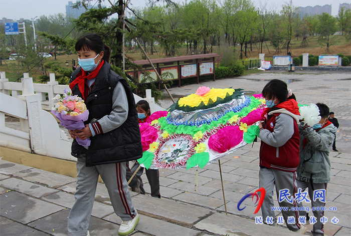 緬懷革命先烈 傳承紅色基因 褚廟鄉(xiāng)中心小學(xué)開(kāi)展清明祭掃活動(dòng)