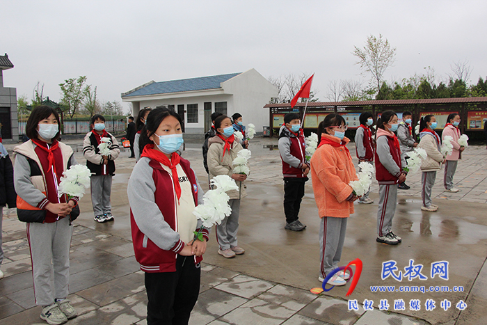 緬懷革命先烈 傳承紅色基因 褚廟鄉(xiāng)中心小學(xué)開(kāi)展清明祭掃活動(dòng)