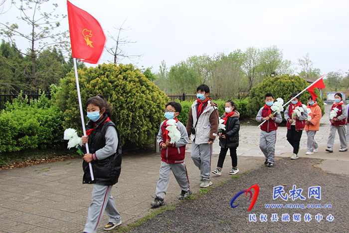 緬懷革命先烈 傳承紅色基因 褚廟鄉(xiāng)中心小學(xué)開(kāi)展清明祭掃活動(dòng)