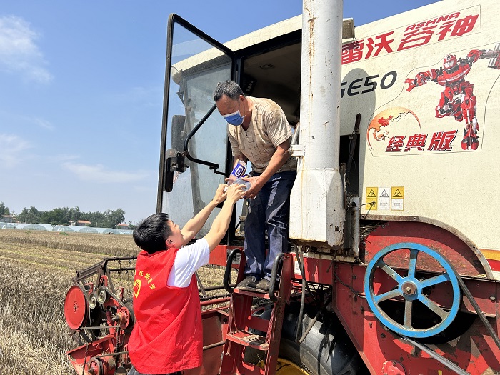 民權(quán)縣財(cái)政局：“三夏”慰問送清涼 結(jié)對(duì)共建助農(nóng)忙