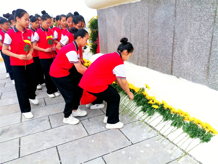 緬懷革命先烈  弘揚(yáng)革命精神  ——民權(quán)縣第三小學(xué)組織少先隊(duì)員參加2023年民權(quán)縣烈士紀(jì)念日公祭活動(dòng)