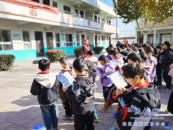 民權(quán)縣幫扶好人協(xié)會宣講團(tuán)進(jìn)校園開展好人事跡宣講活動