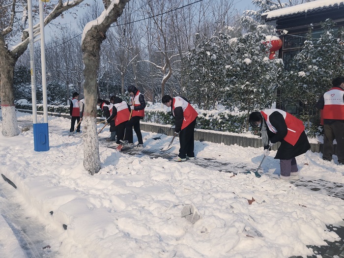 團(tuán)縣委組織返鄉(xiāng)大學(xué)生開展“瑞雪出行，暖冬有我”義務(wù)掃雪活動(dòng)