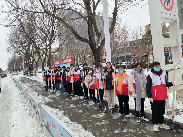 團(tuán)縣委組織大學(xué)生志愿者開展清雪除冰志愿服務(wù)活動(dòng)