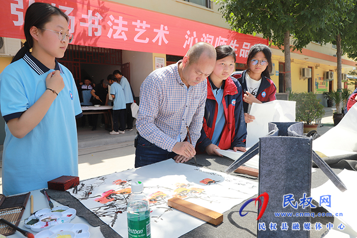 鄭州市書法家協(xié)會、鄭州市青年書法家協(xié)會開展中華優(yōu)秀傳統(tǒng)文化書法進校園暨捐贈活動