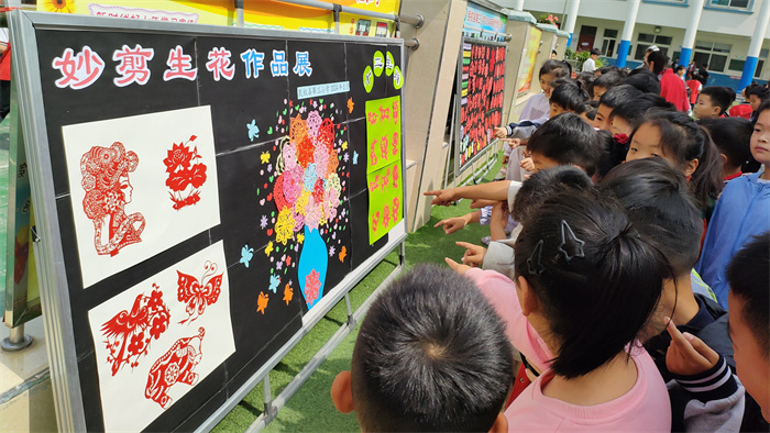 傳統(tǒng)藝術(shù)生根校園   妙剪生花綻放光彩 ——民權(quán)縣第三小學(xué)舉辦慶六一“妙剪生花”剪紙作品展