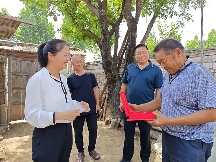 王橋鎮(zhèn)：“光榮在黨50年”紀(jì)念章送到家