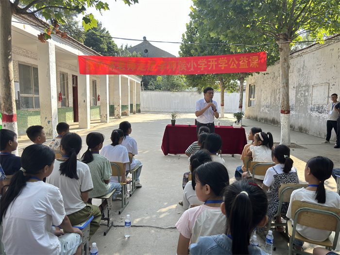 讓詩歌飛一一著名詩人張中林走進(jìn)李坤侯小學(xué)