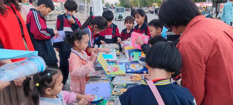 民權(quán)縣圖書館開展全民閱讀推廣進社區(qū)活動